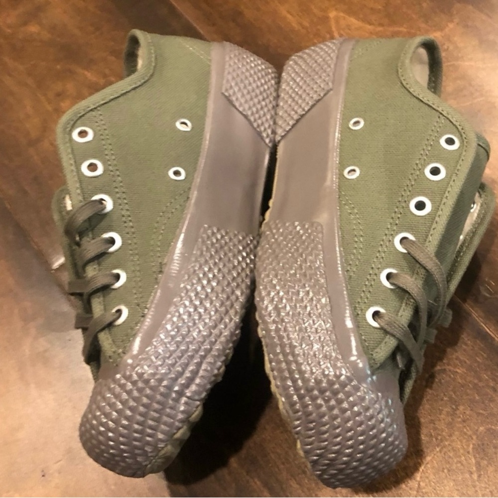 NWT Superga Sneakers Size 6 Men’s 8 Women’s